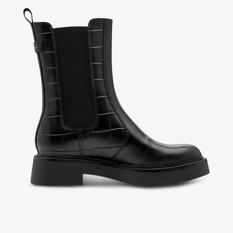 Stylischer robuster Stiefel mit elastischen Einsätzen und komfortabler Profilsohle in Seitenansicht