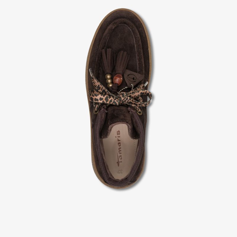 Draufsicht auf braunen Wildleder-Schuh mit auffälliger Schnürung und Leopardenmuster-Detail