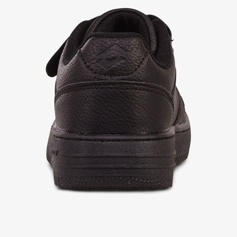 Schwarzer Sneaker in Lederoptik mit gepolstertem Einstieg und rutschfester Sohle, Rückansicht klar sichtbar