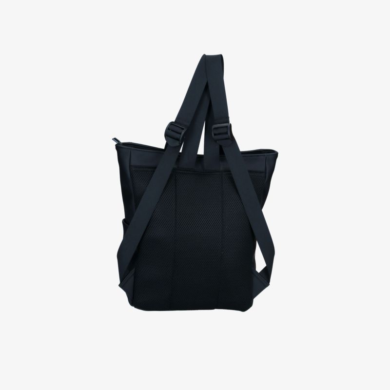 Schwarzer Rucksack mit verstellbaren Schulterriemen, strapazierfähig und funktional, Rückansicht gut sichtbar