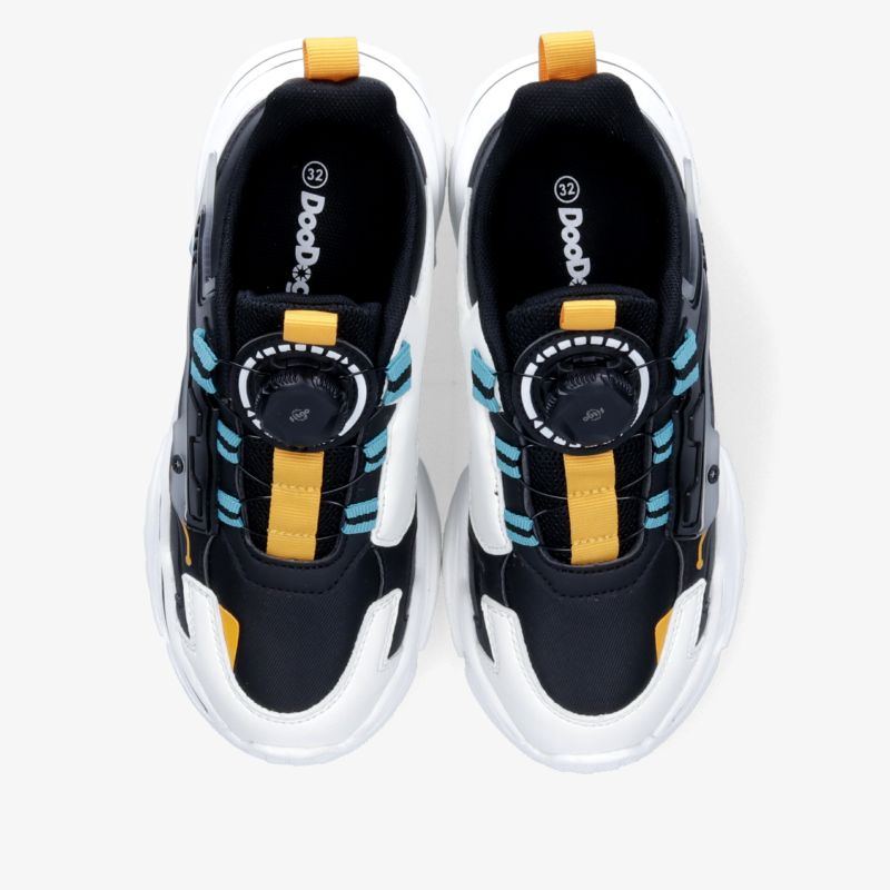 Moderne Sportschuhe im Paar von oben mit robuster Sohle und komfortablem Design für vielseitigen Einsatz