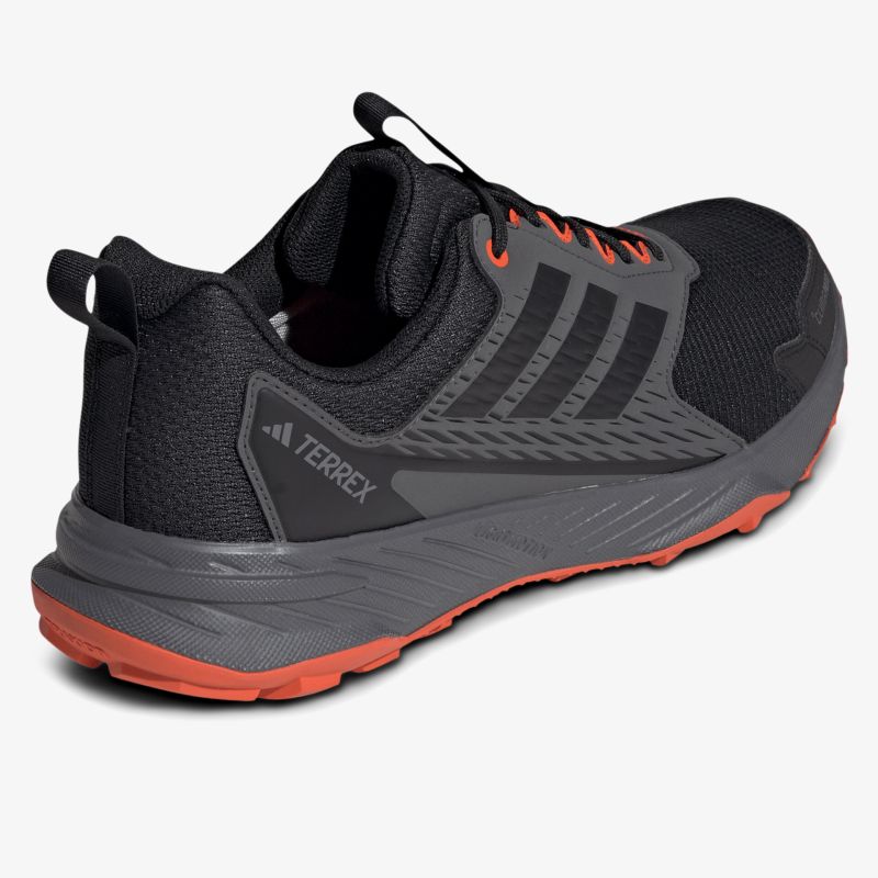Schwarzer Sportschuh mit rotem Profil, langlebig und komfortabel mit griffiger Sohle