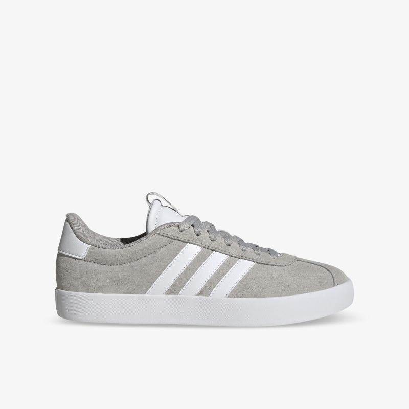Grauer Sneaker mit weißen Streifen und leichter Sohle für hohen Tragekomfort und sportlichen Look