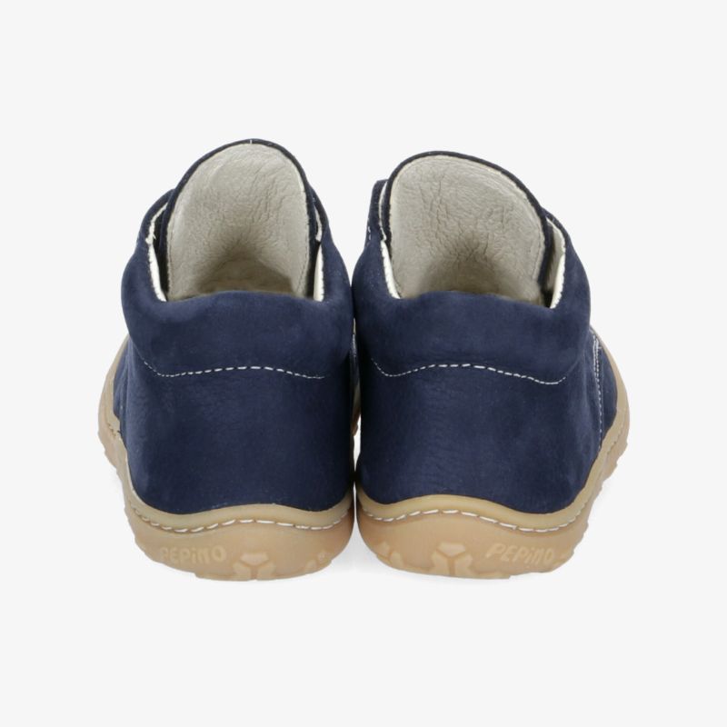 Blaue Schuhe mit rutschfesten Sohlen, bieten optimalen Komfort und Stil für den täglichen Gebrauch.