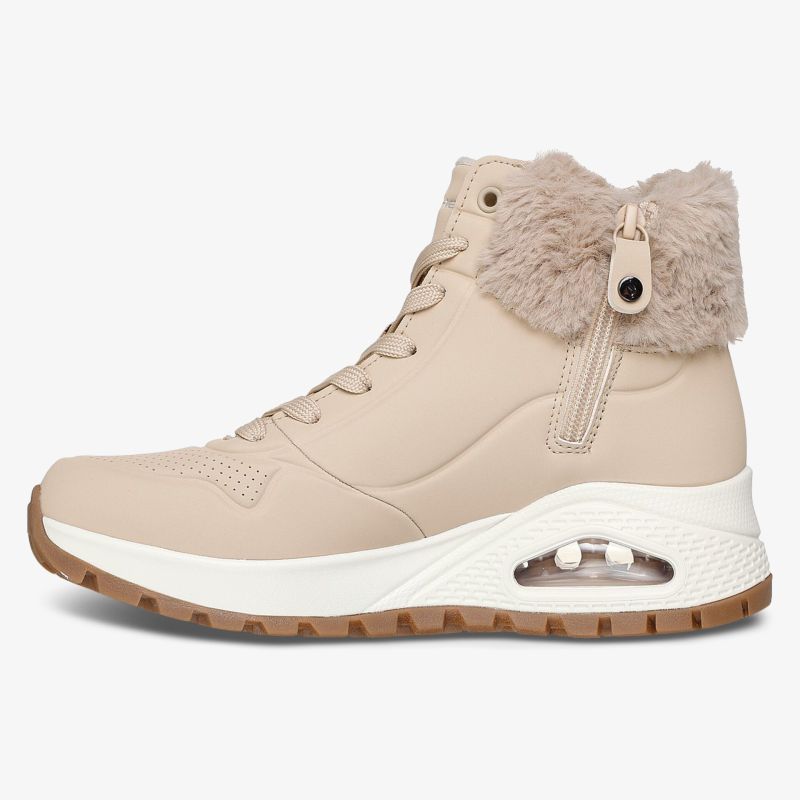 Beigefarbener Winterstiefel mit warmem Fellkragen, rutschfester Sohle und bequemer, robuster Passform seitlich sichtbar