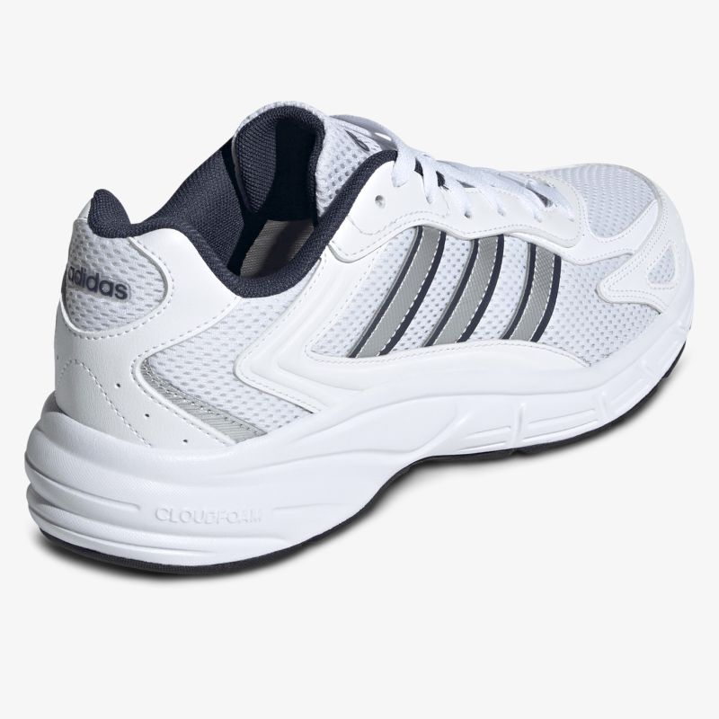 Weißer Sportschuh mit atmungsaktivem Mesh und rutschfester Sohle für hohen Tragekomfort