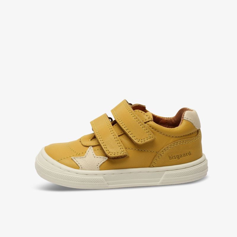 Stylische gelbe Sneaker mit Klettverschluss und weißem Stern, ideal für Kinder, bieten Komfort und sportlichen Look.