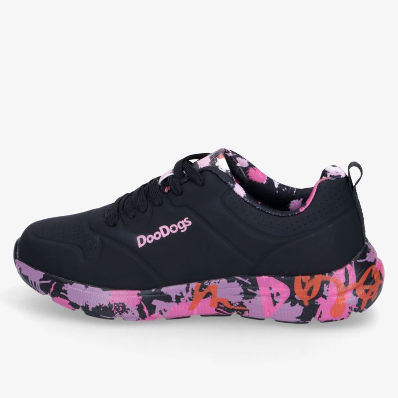 Seitenansicht schwarzer Sneaker mit buntem, robustem Sohlenmuster und gepolstertem Einstieg für hohen Tragekomfort