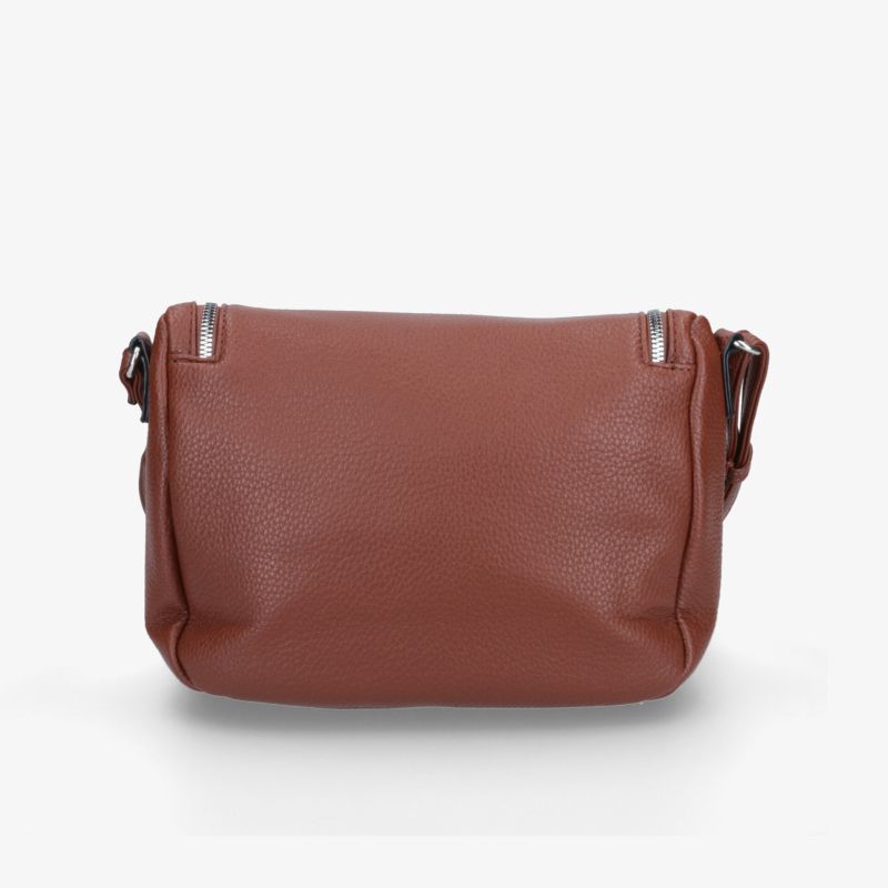 Braune kompakte Ledertasche mit verstellbarem Schulterriemen und feiner Naht in elegantem minimalistischen Stil