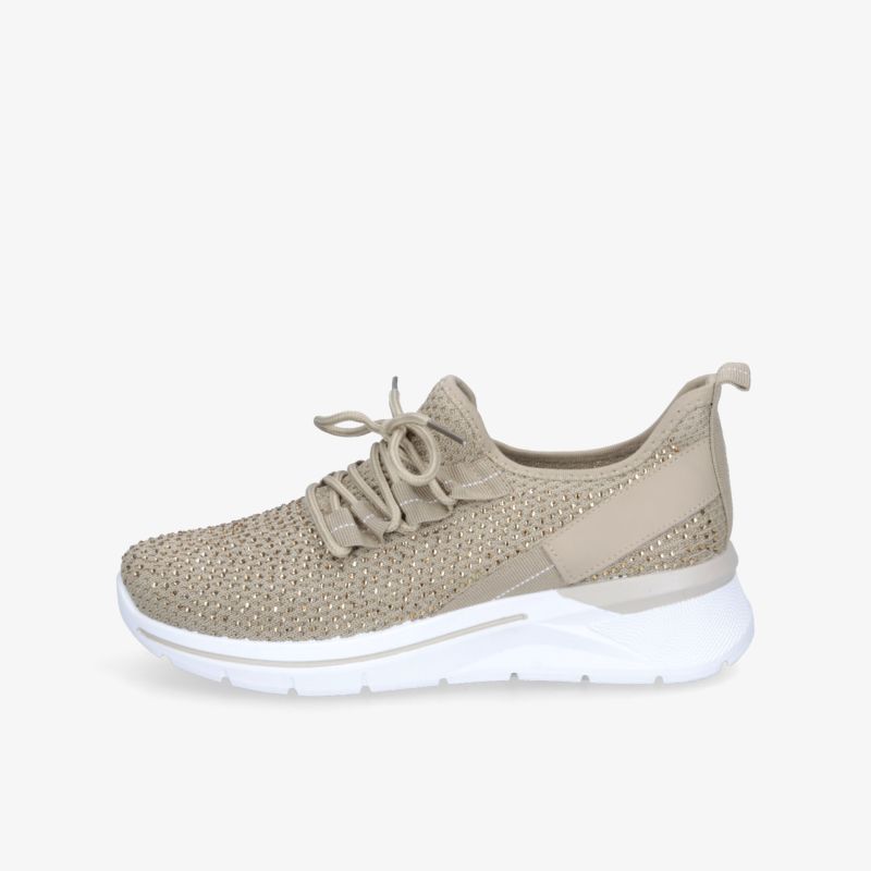 Leichter beiger Sneaker mit atmungsaktivem Obermaterial und flexibler Sohle in klarer Seitenansicht