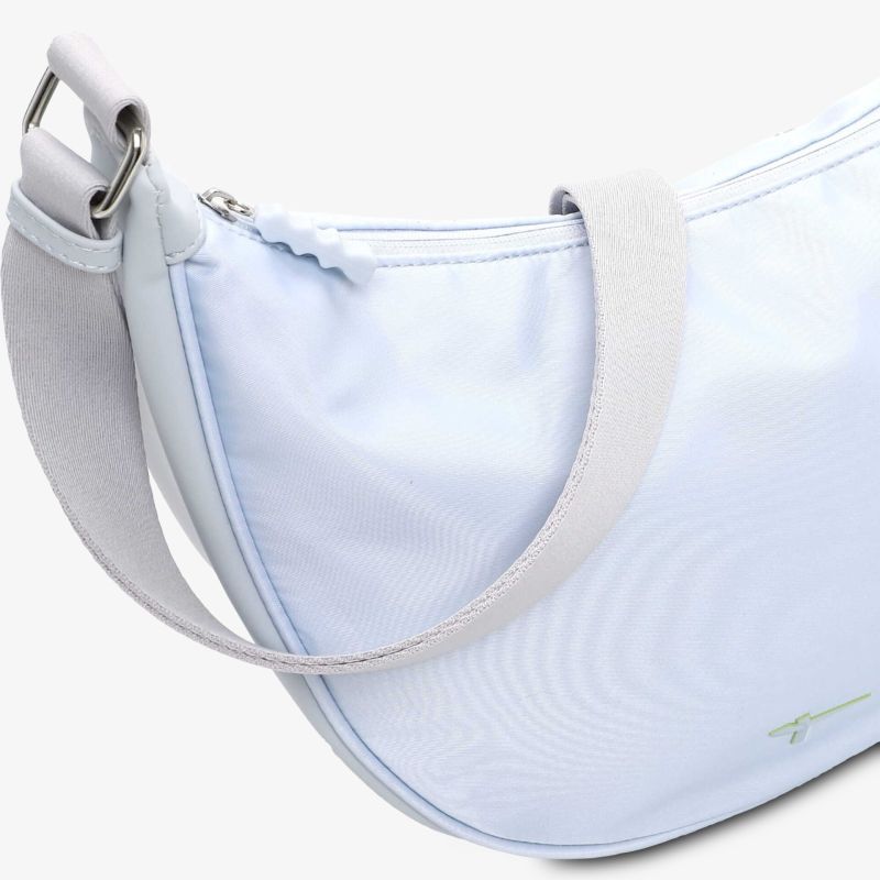 Leichte hellblaue Umhängetasche aus glattem Material mit verstellbarem Riemen und cleanem Design