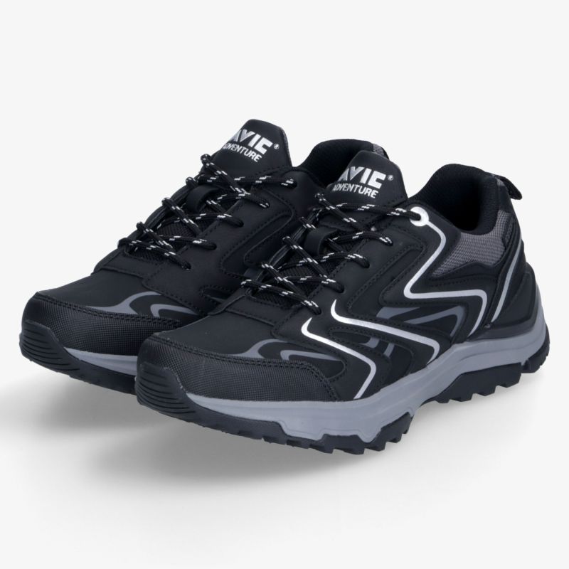 Paar schwarze Sneaker mit markanter Profilsohle, sicherer Schnürung und sportlichem Design in schräger Ansicht.