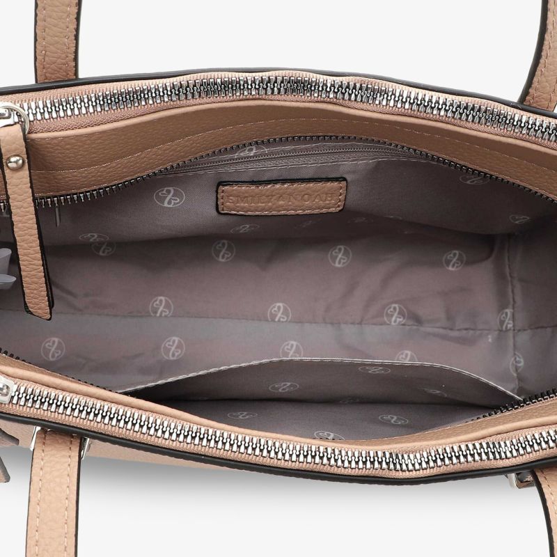 Detailansicht des Innenfachs einer Handtasche mit Reißverschluss, hochwertigem Material und feiner Verarbeitung