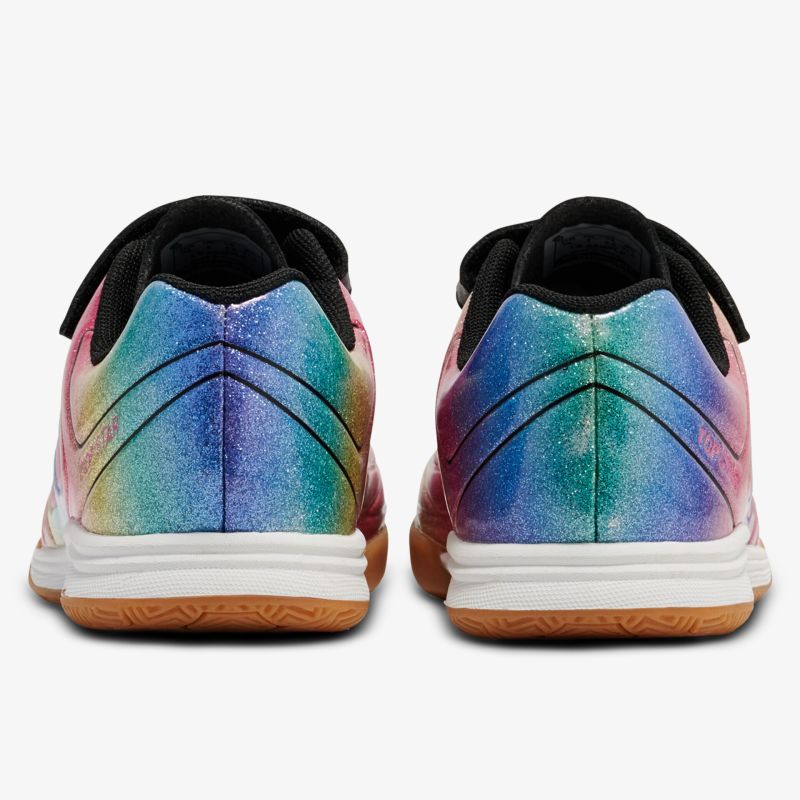 Rückansicht von bunten Sneakers mit komfortabler Passform und stabiler Sohle