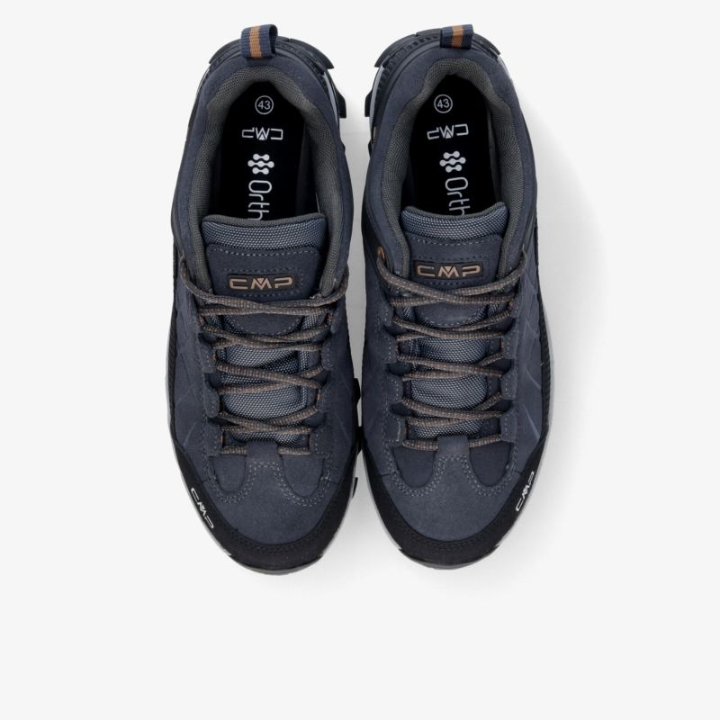 Dunkelblaue Sportschuhe im Paar mit schnürung, gepolstert und stabil für hohen Tragekomfort, von oben fotografiert