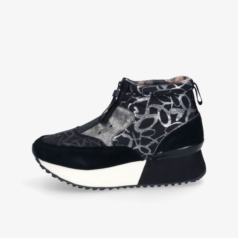 Moderner sportlicher Schuh in Schwarz und Weiß mit rutschfester Sohle und bequemer Polsterung, seitliche Ansicht