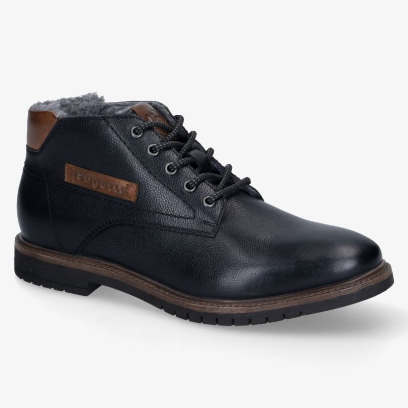 Stilvoller schwarzer Leder-Chukka mit warmer Fütterung und robuster rutschfester Sohle in seitlicher Ansicht