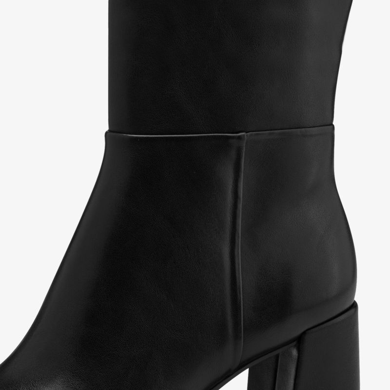 Eleganter schwarzer Stiefel mit glattem Obermaterial und stabilem Blockabsatz für stilvollen Komfort