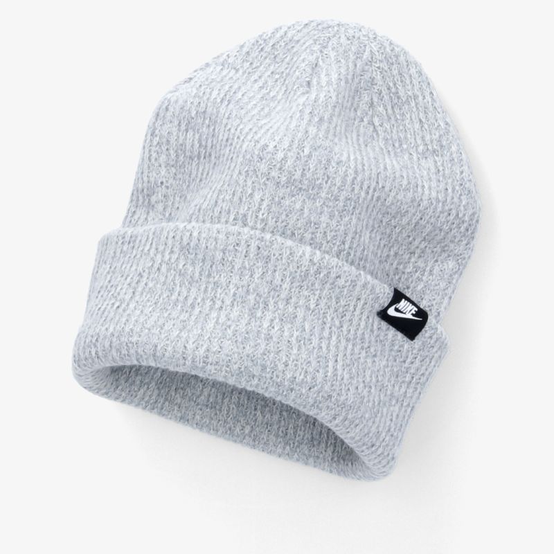 Graue gerippte Strickmütze mit warmem, weichem Material und Nike Logo für komfortablen Sitz und modernes Aussehen