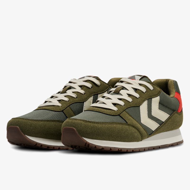 Sportive grüne Sneaker im Paar mit markanten weiße Akzenten und komfortabler Passform