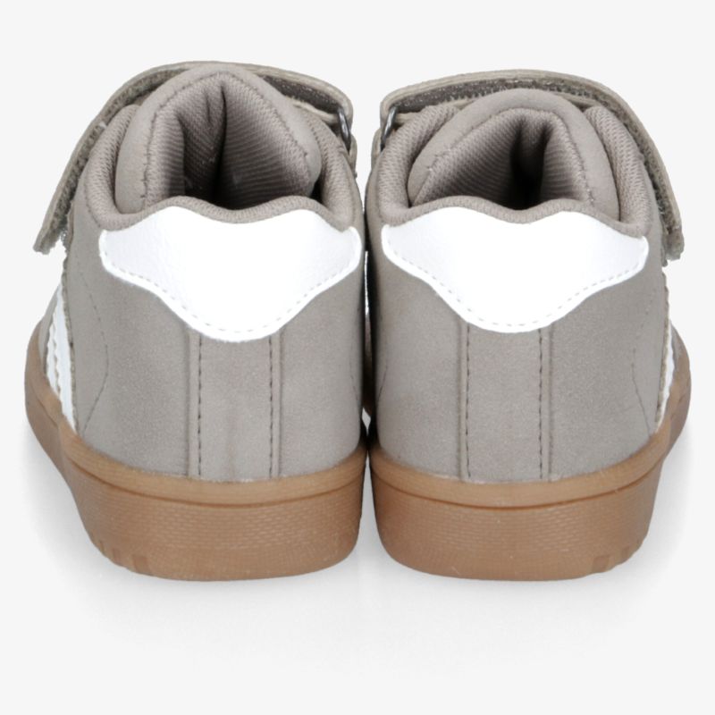 Graue Schuhe Rückansicht mit gepolstertem Schaftrand und stabiler Passform auf brauner Sohle