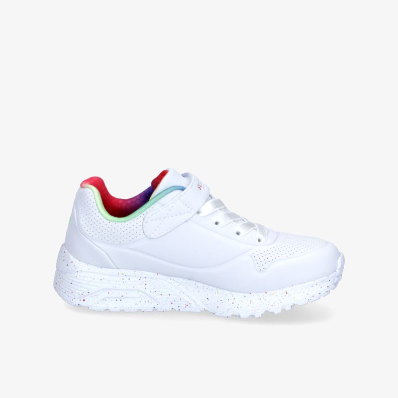 Moderner weißer Sneaker in schräger Vorderansicht, bequem und strapazierfähig mit gepolstertem Innenbereich