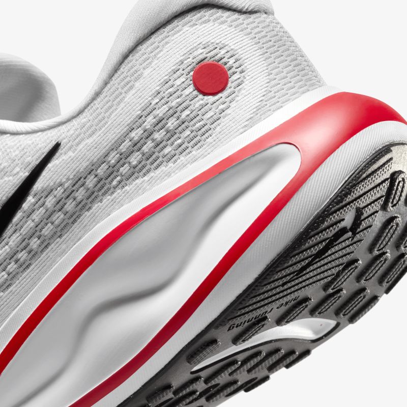 Detailaufnahme eines leichten, atmungsaktiven Sportschuhs mit gepolsterter Sohle und rutschfestem Profil