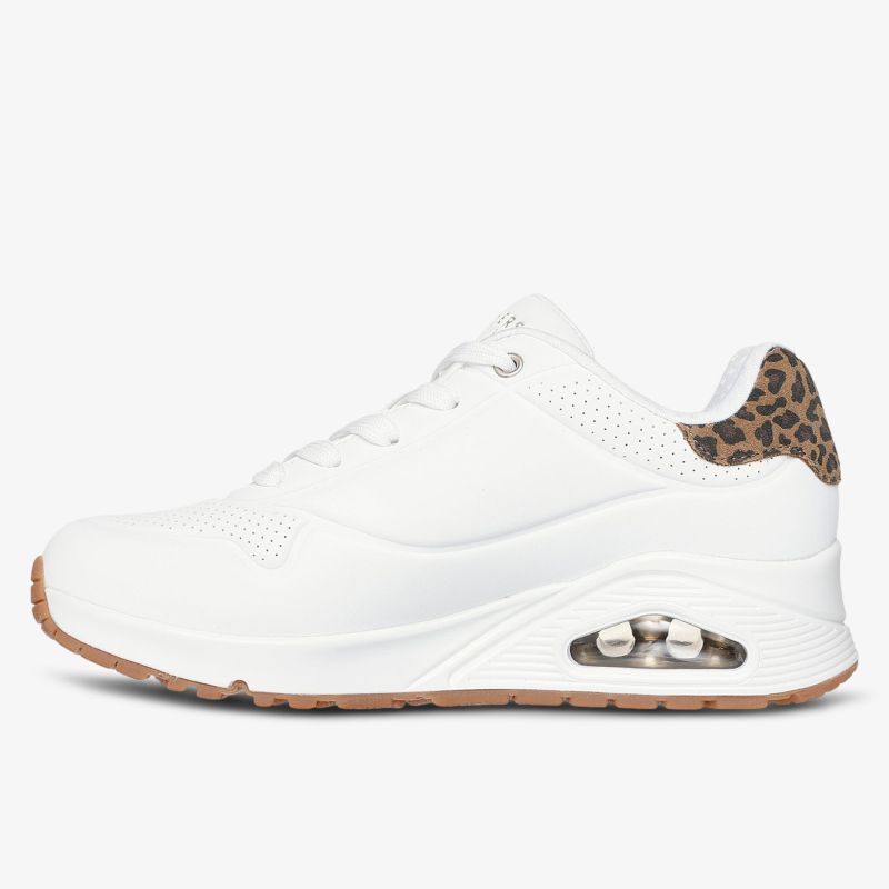 Moderner weißer Sneaker mit gepolsterter Sohle und modischem Leopardenmuster an der Ferse, seitliche Ansicht