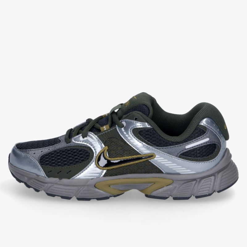 Moderner Sneaker in Schwarz und Silber mit sportlichem Design und strapazierfähiger Sohle für optimalen Komfort.