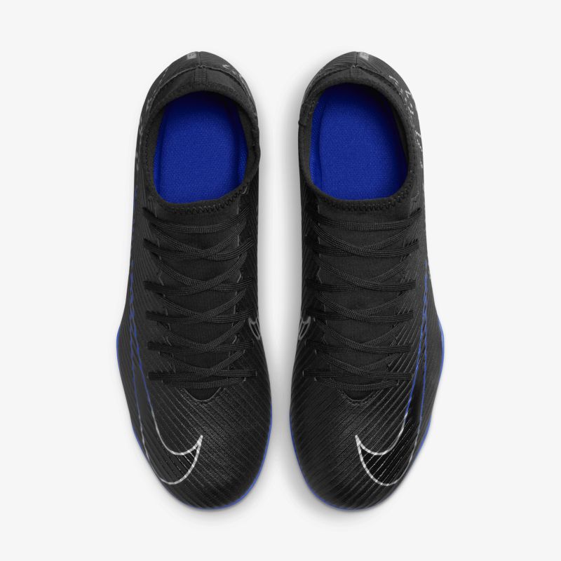 Schwarze Sportschuhe als Paar von oben mit schnürbarem Verschluss und modernem, leichtem Design