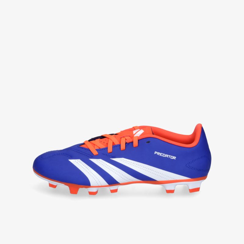 Blauer Fußballschuh mit orangefarbenen Details, seitlich, rutschfeste Nocken und dynamischem Design für optimale Leistung