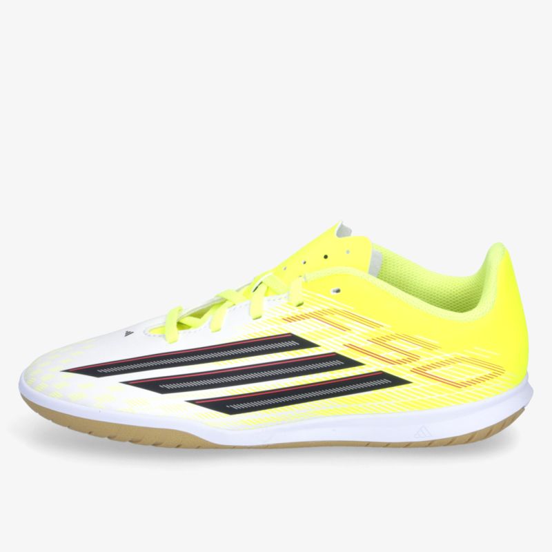 Moderner Hallenschuh in gelb und schwarz mit griffiger Sohle und bequemer Passform, ideal für Indoor-Spiele.