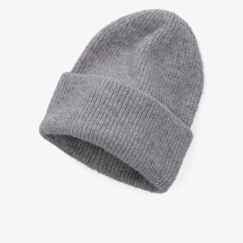 Graue Strickmütze aus weichem, elastischem Material für angenehmen Tragekomfort und optimalen Wärmeschutz