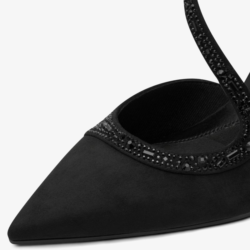 Spitzer schwarzer Schuh mit feinen Ziersteinen und filigranem Zier-Riemen, elegantes, hochwertiges Design