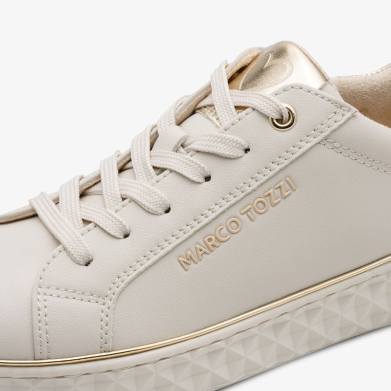 Nahaufnahme Schuh mit feiner Schnürung und hochwertigem Material, eleganter Stil, dezentes Logo