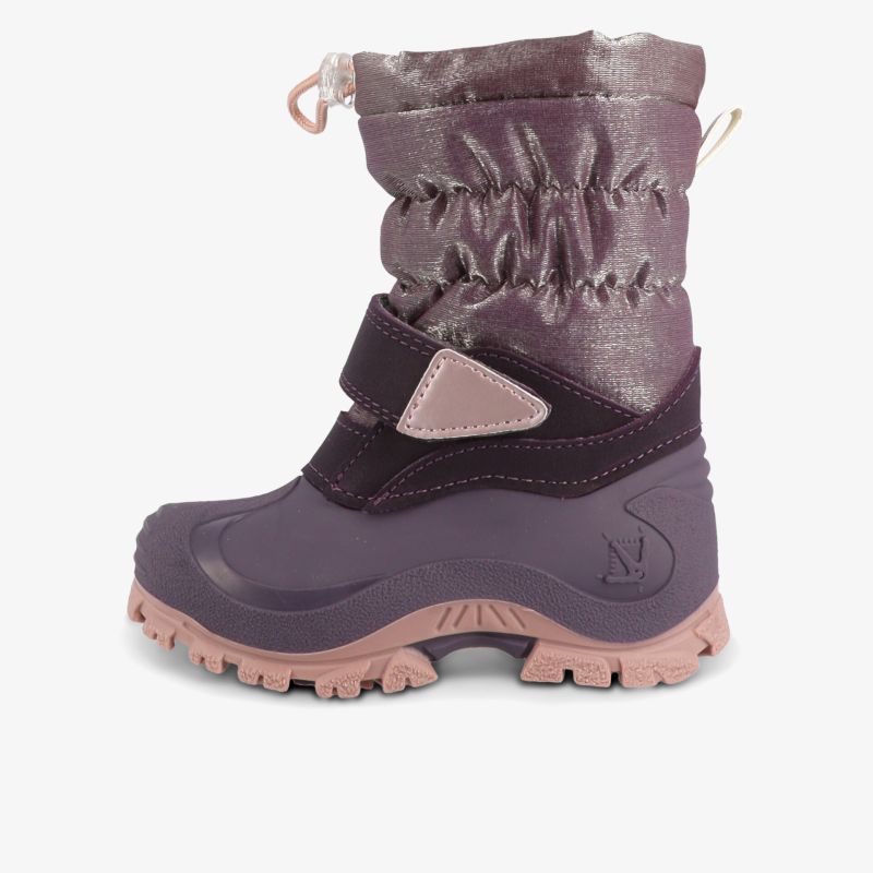 Seitliche Ansicht robuster wasserdichter Winterschuh mit warmer Isolierung und rutschfester Sohle