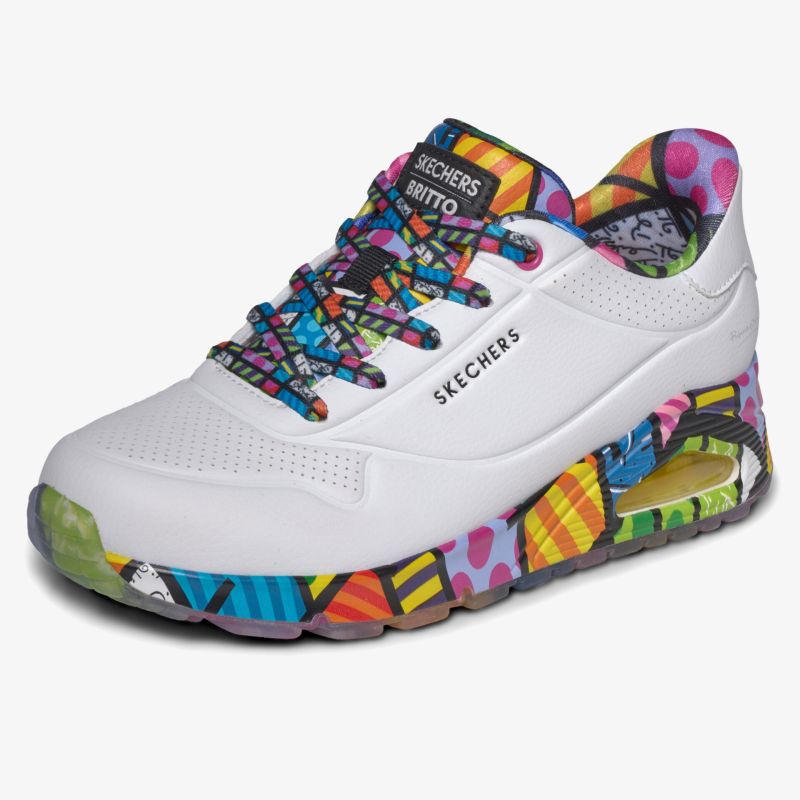 Moderner weißer Sportschuh mit bunter auffälliger Sohle und atmungsaktivem Obermaterial, bequeme Passform