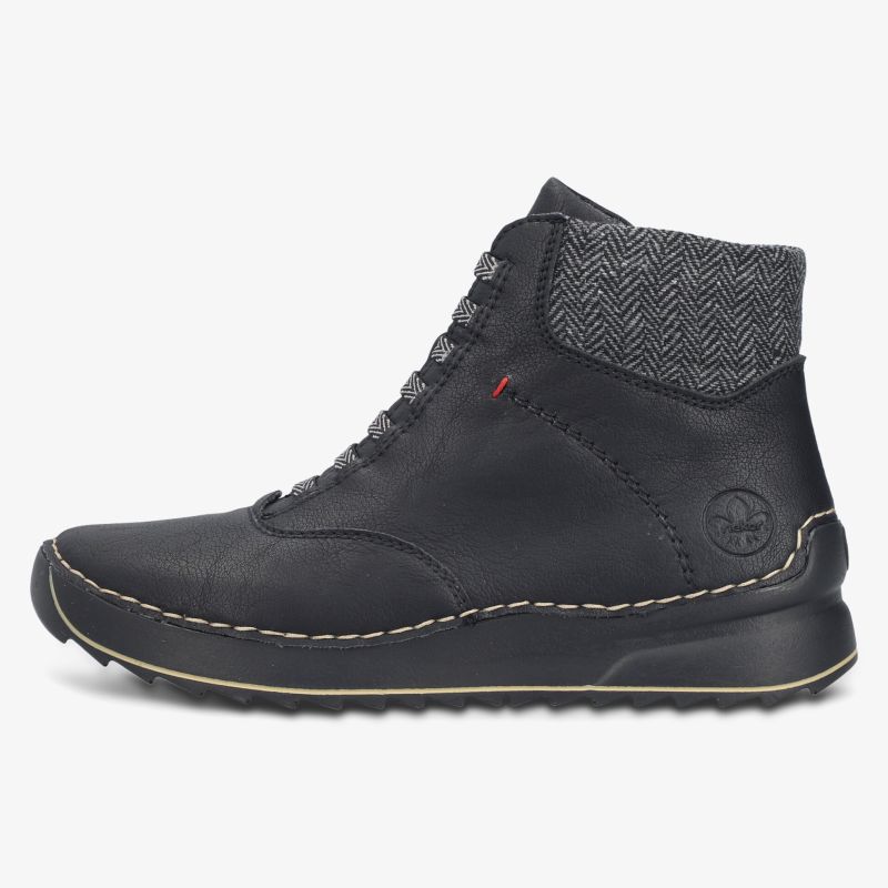 seitliche Ansicht eines warm gefütterten schwarzen Lederboots mit moderner Sohle und Schnürung
