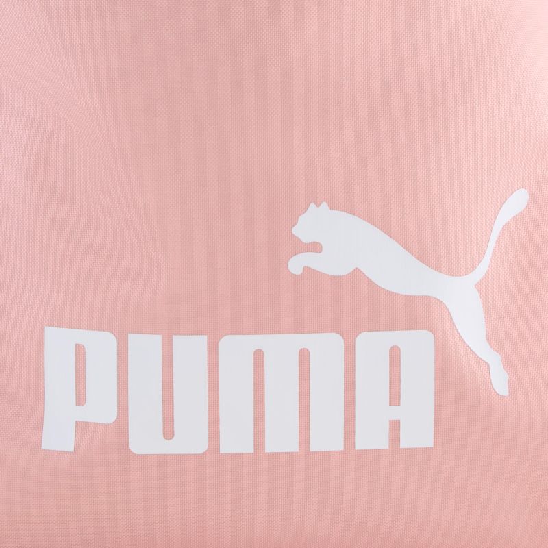 Puma Logo in klarem Weiß auf modischem rosafarbenem Hintergrund, sportlich und hochwertig