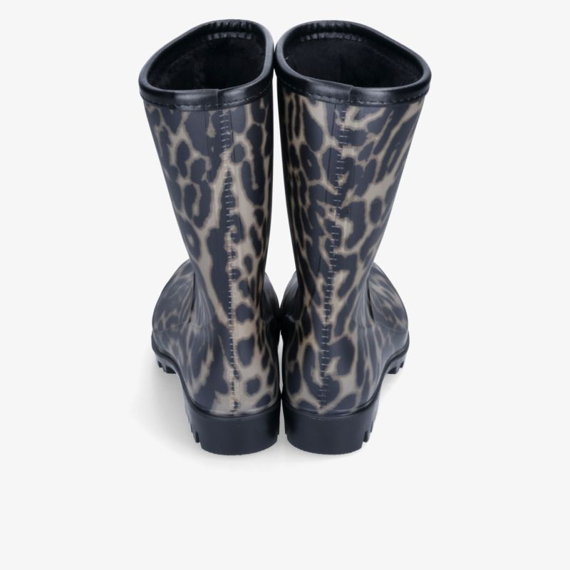 Paar glänzende Regenstiefel mit auffälligem Leopardenmuster, hohem Schaft und profilierter Sohle in Rückansicht.