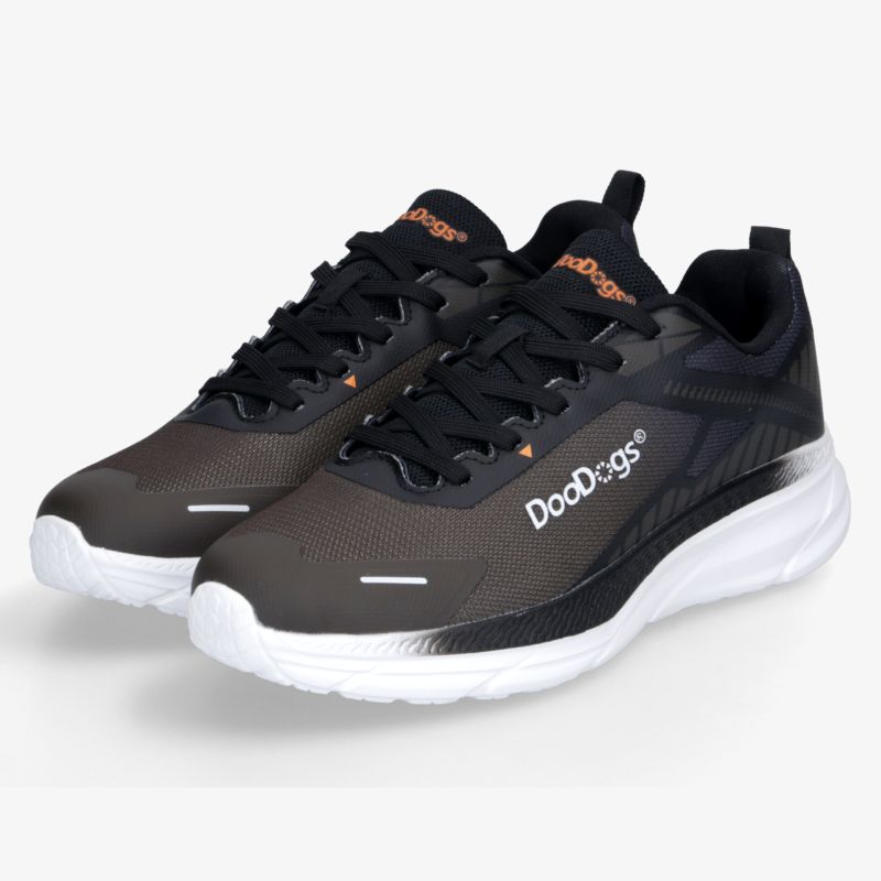 Schwarze Sneaker mit sportlicher Form, atmungsaktivem Obermaterial, weicher Dämpfung und markanter weißer Laufsohle im Paar