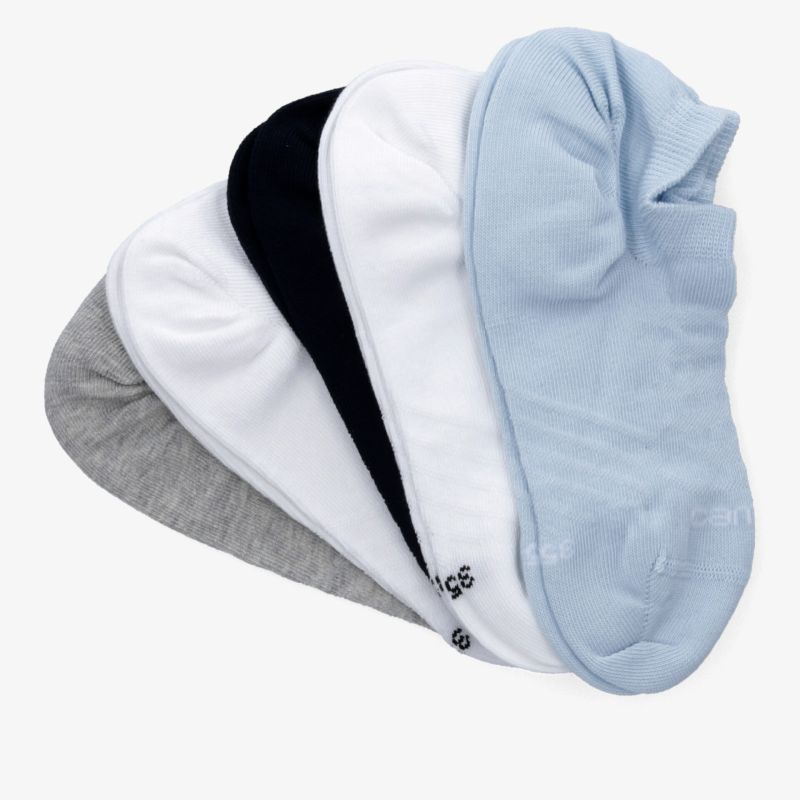 Fünf verschiedene bunte Sneaker-Socken aus weichem, atmungsaktivem Material für hohen Tragekomfort