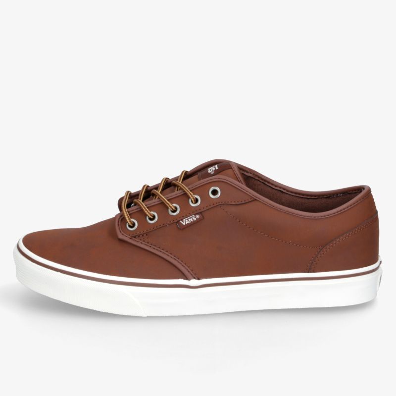 Brauner Sneaker mit weißer Sohle und robusten Schnürsenkeln in klarer Seitenansicht, bequem und sportlich gestaltet
