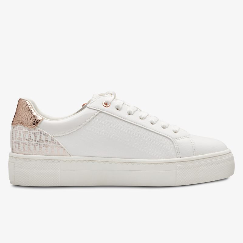 Moderner weißer Sneaker mit Metallic-Akzent und Plateau-Sohle für trendbewusstes Auftreten.
