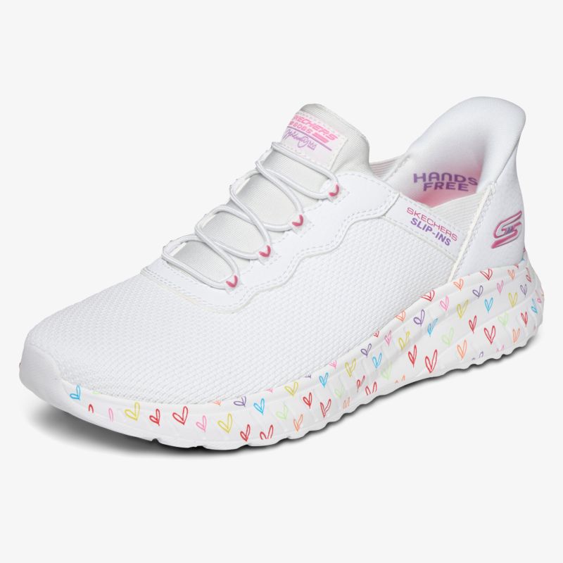 Weißer Sneaker mit buntem Herzenmuster auf der Sohle, atmungsaktiv und leicht, sportliches Design