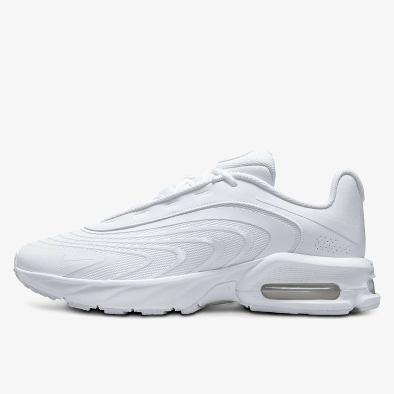Moderner weißer Sportschuh mit gepolsterter Sohle und atmungsaktivem Material seitlich
