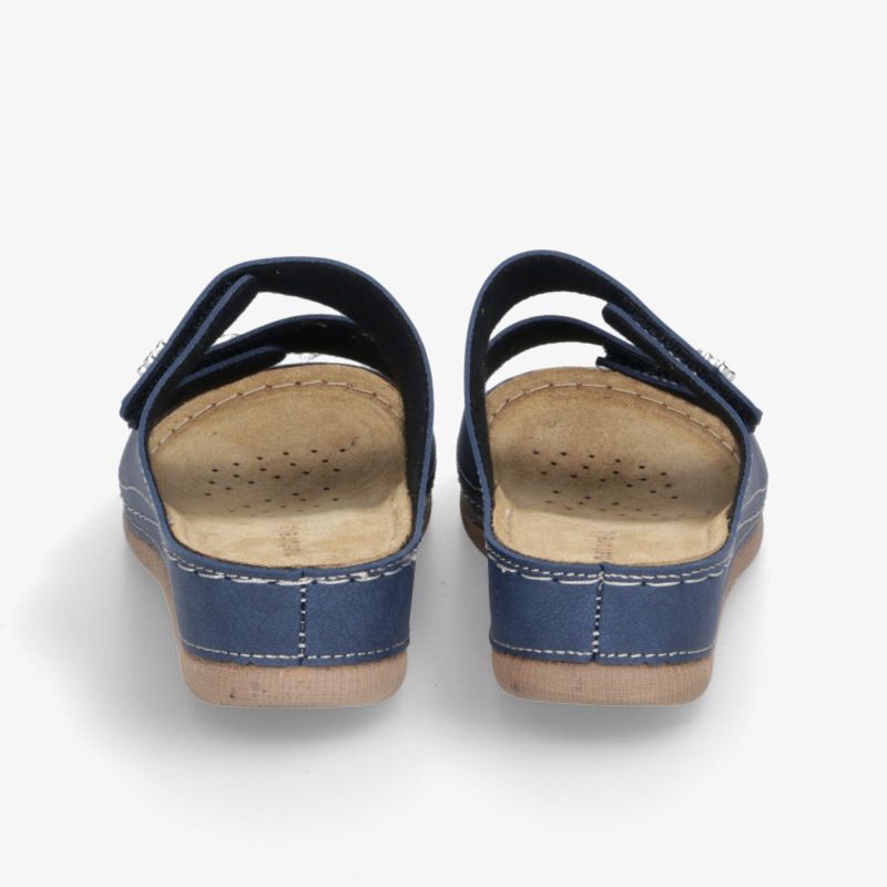 Rückansicht von zwei komfortablen blauen Sandalen mit verstellbaren Riemen und gepolstertem Fußbett
