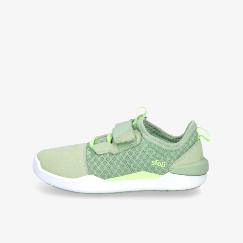 Seitliche Ansicht eines sportlichen, leichten grünen Sneakers mit rutschfester Sohle und bequemem Klettverschluss