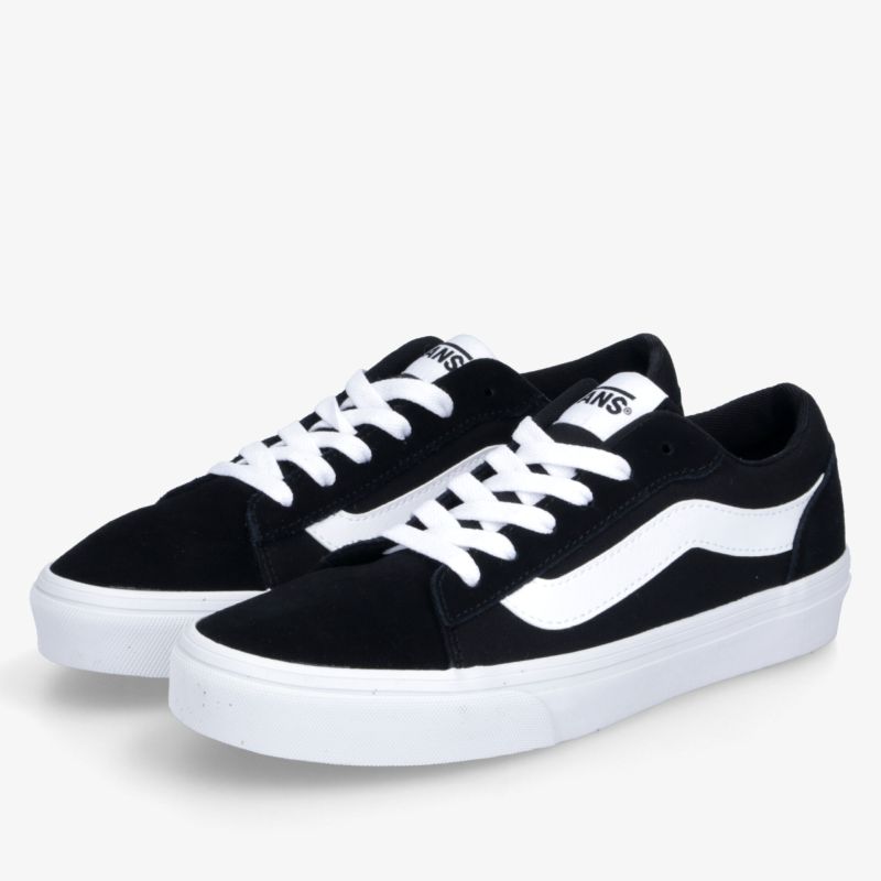 Schwarze Sneaker mit weißer Sohle und Schnürsenkeln, sportliches und bequemes Design für den Alltag
