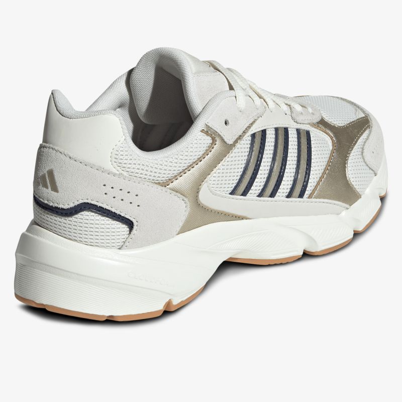 Moderner Sneaker mit atmungsaktivem Obermaterial und stabiler Sohle in seitlicher Ansicht
